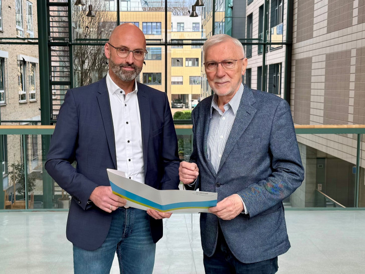 Treffen sich regelmäßig zum Austausch: Klinikumsdirektor André Koch (li.) und der Vorsitzende des Fördervereins des Klinikum Wolfsburg e. V., Dr. Arved Heinz.