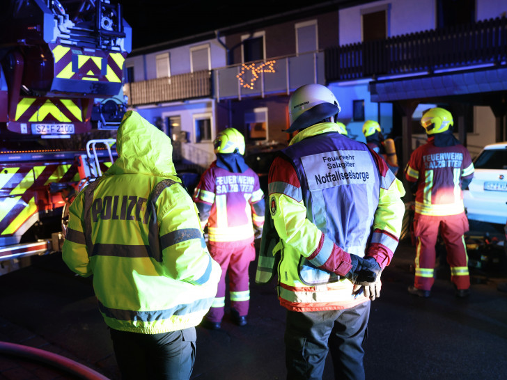 Die Feuerwehr brachte auch eine Drehleiter in Position.