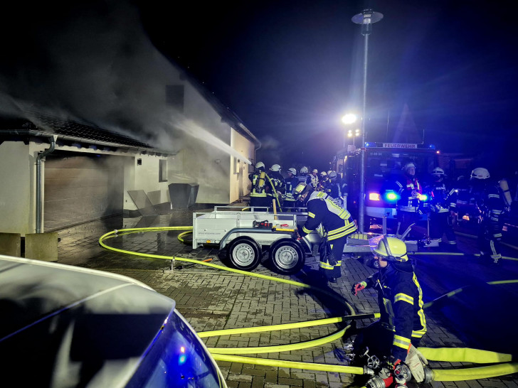 Mit einem großen Aufgebot an Einsatzkräften ging die Feuerwehr gegen den Brand vor.