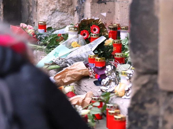 Blumen nach Anschlag auf Magdeburger Weihnachtsmarkt