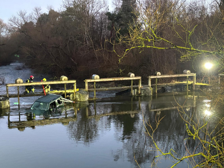 Das Auto war samt Fahrerin 70 Meter im Fluss getrieben.