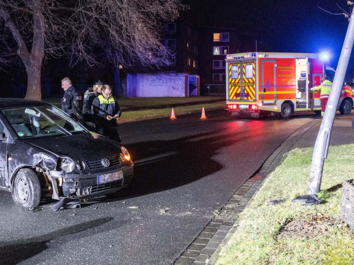 Das Auto und die Laterne wurden beschädigt.