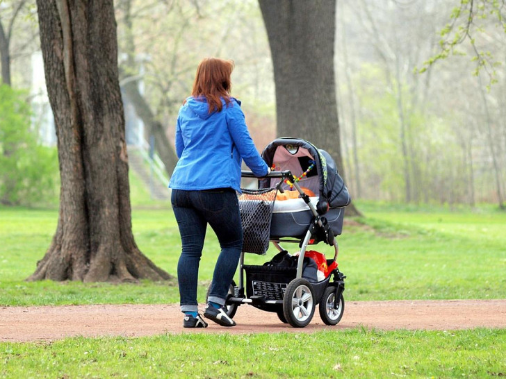 Mutter mit Kinderwagen (Archiv)