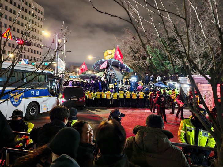 Demo vor der Nationalversammlung von Südkorea am 04.12.2024