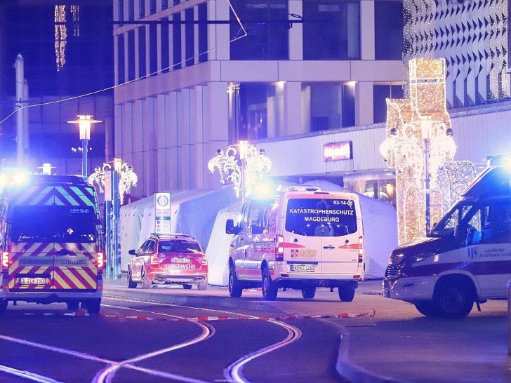 Auto rast auf Magdeburger Weihnachtsmarkt in Menschenmenge am 20.12.2024