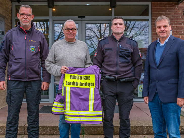 Gemeindebrandmeister Marcus Peters (von links) mit Notfallseelsorger Frank Gotttand-Groß, Tobias Zöllner (Leiter Polizeistation Cremlingen) und Detlef Kaatz (Bürgermeister Gemeinde Cremlingen).