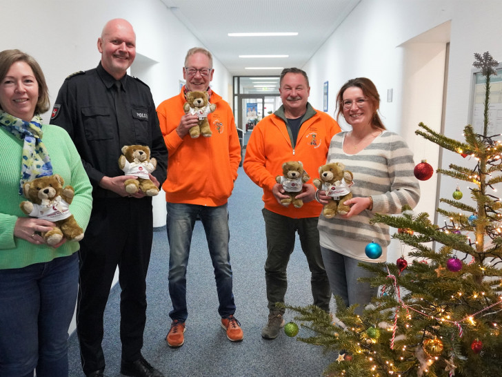 Bei der Spendenübergabe: Inspektionsleiter Thomas Bodendiek (2.v.l.) nimmt die Teddys entgegen.