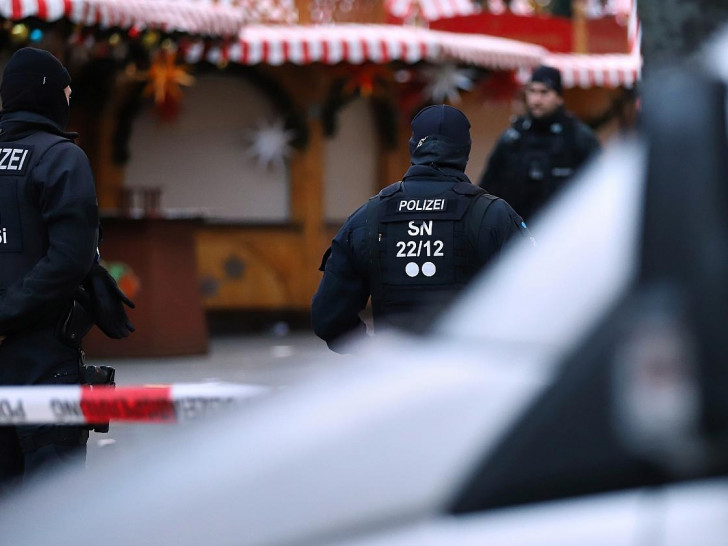 Polizisten nach Anschlag auf Magdeburger Weihnachtsmarkt am 21.12.2024