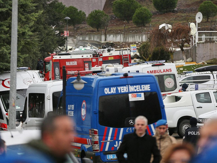 Rettungskräfte nach Explosion in türkischer Munitionsfabrik am 24.12.2024