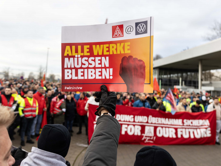 Bundesweit nahmen etwa 66.000 VW-Beschäftige an den Warnstreiks teil. 