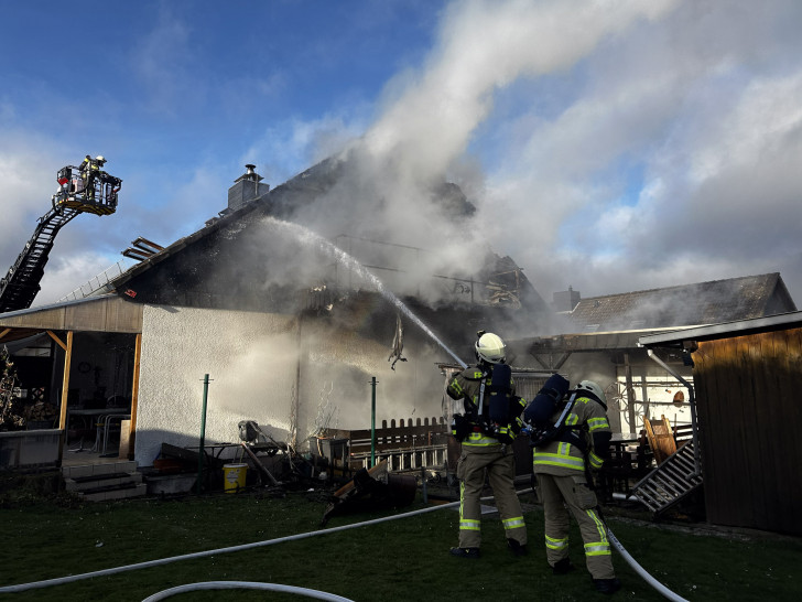 Das Feuer wurde von mehreren Seiten bekämpft.