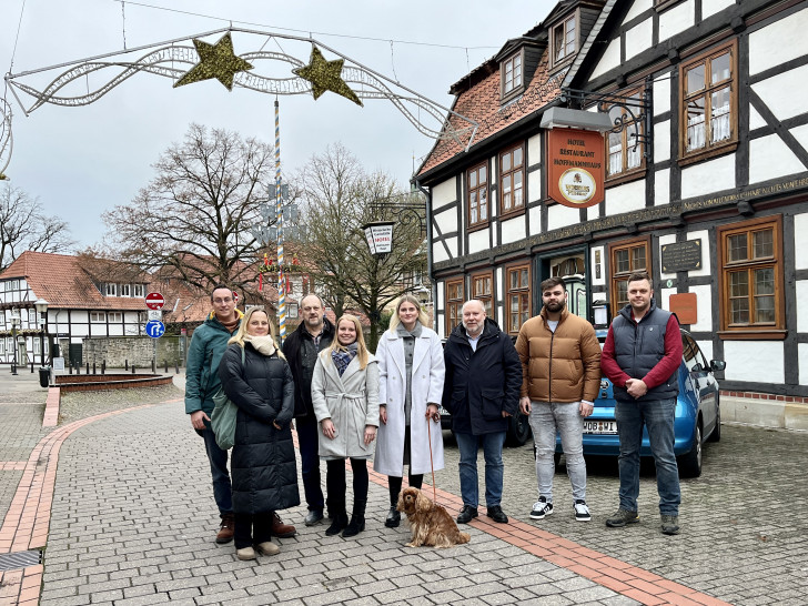 Bastian und Anja Michel (Un Mondo), Otto Saucke (1. Vorsitzender des Blickpunkt Fallersleben e.V.), Elisa Gliesner (Mitarbeiterin bei der WMG), Nina Dehn (TypischNina), Ortsbürgermeister André-Georg Schlichting, Mamoon Ali (Mamo Kiosk) und Max Mothsche (KÖNIG Glas + Fensterbau) (v. li.).