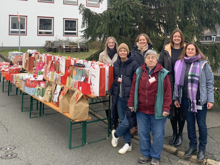 Geschenkübergabe der Wunschbaumaktion.