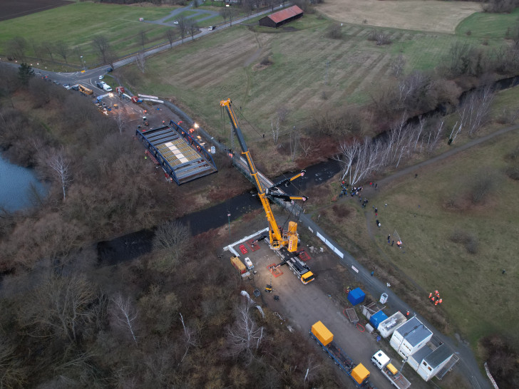 Am heutigen Mittwoch wurde die neue Brücke über die Oker eingesetzt. 