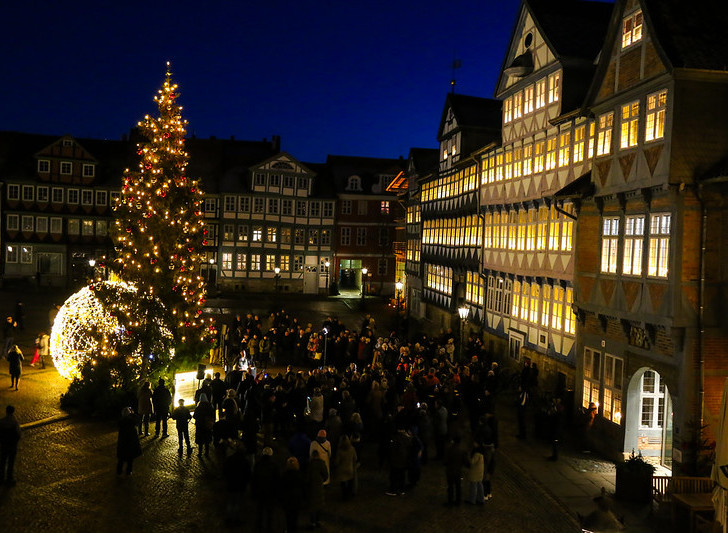 Viele Bürgerinnen und Bürger verfolgten in diesem Jahr die Übergabe der Friedenstanne von den Logen an die Stadt.