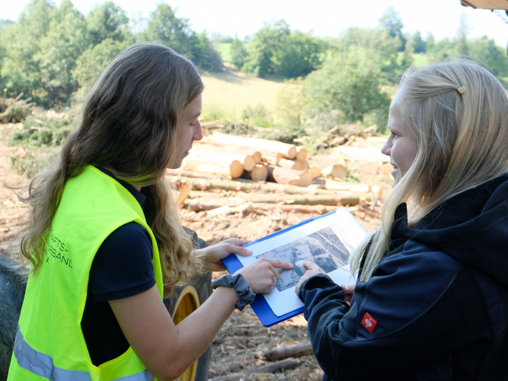 Die Arbeiten zur Pflege und Renaturierung der Bergwiesen bei Hohegeiß, die Carolin Kluger und Anna Nolte (rechts) vom Landschaftspflegeverband Goslar e.V. hier in Augenschein nehmen, gehört zu den Projekten der Ökologischen Station Westharz.