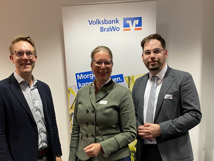 Nicole Mölling (Mitte), Leiterin der Direktion Salzgitter/Sickte der Volksbank BRAWO, gemeinsam mit Referent Claus-Friso Gellermann (links), Geschäftsführer der Nordzucker Plant Based Ingredients GmbH und Henning Rühmann, Vorstand des Niedersächsischen Landvolk Braunschweiger Land e. V. für die Region Salzgitter beim Agrarzirkel Salzgitter. 