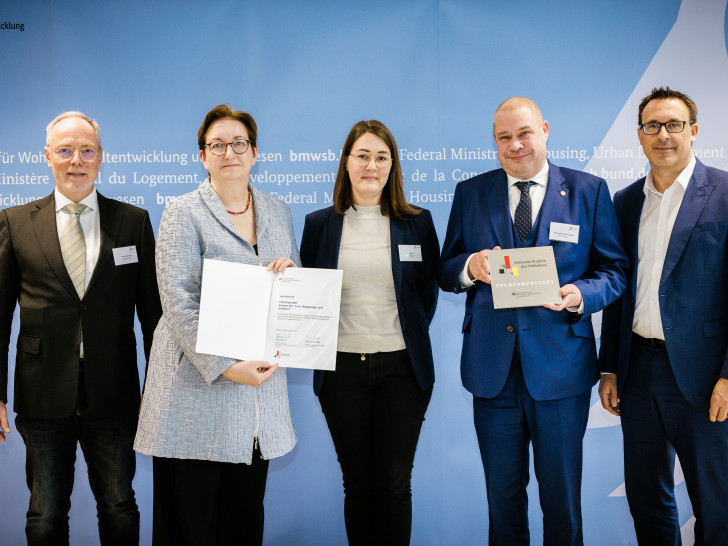 Erster Stadtrat Henning Konrad Otto, Bundesbauministerin Klara Geywitz, Stadtplanerin Louisa Biston, Bürgermeister Wittich Schobert und der parlamentarische Staatssekretär Sören Bartol (v. li.).