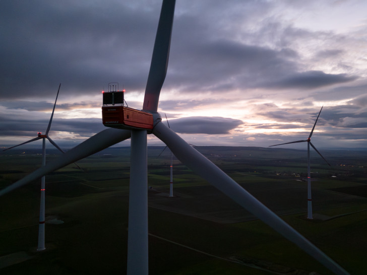 Windenergieanlage mit Befeuerung (Beleuchtungsvorrichtung).