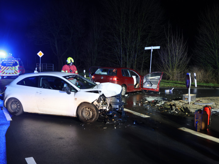 Die Fahrzeuge wurden durch den Zusammenstoß stark beschädigt.