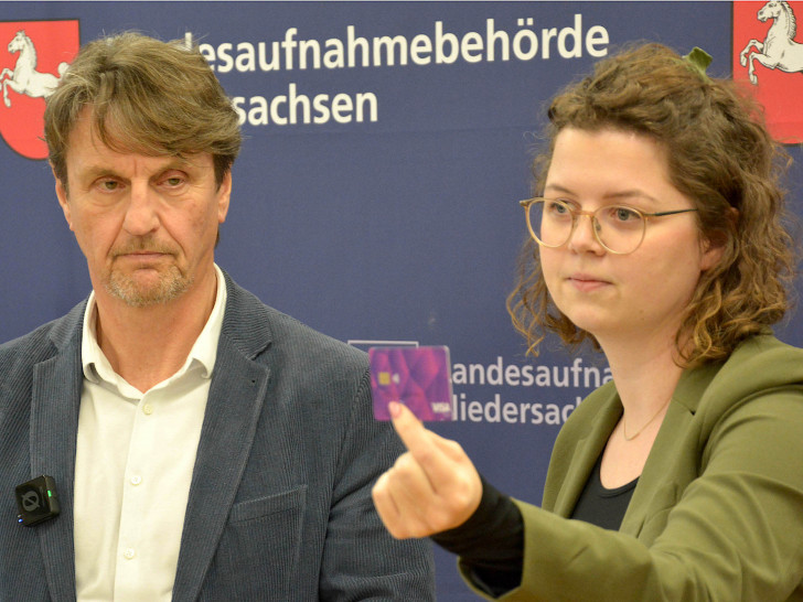 Präsident Klaus Dierker und Ronja Kuhls von der Landesaufnahmebehörde Niedersachsen präsentieren die Bezahlkarte.