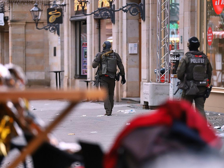 Polizisten nach Anschlag auf Magdeburger Weihnachtsmarkt am 21.12.2024