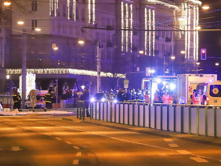 Auto rast auf Magdeburger Weihnachtsmarkt in Menschenmenge am 20.12.2024