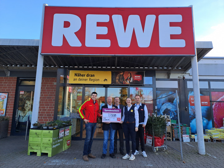 Lars Dreier (2. Vorsitzender, DLRG Salzgitter-Thiede), Michael Bösche (Rewe Group), Ralf Keffel (Vertriebsleiter Region Nord, Rewe Group), Anna-Maria Schumann (Marktmanagerin) und Marcel Großmann (Rewe Group) (v. li.).