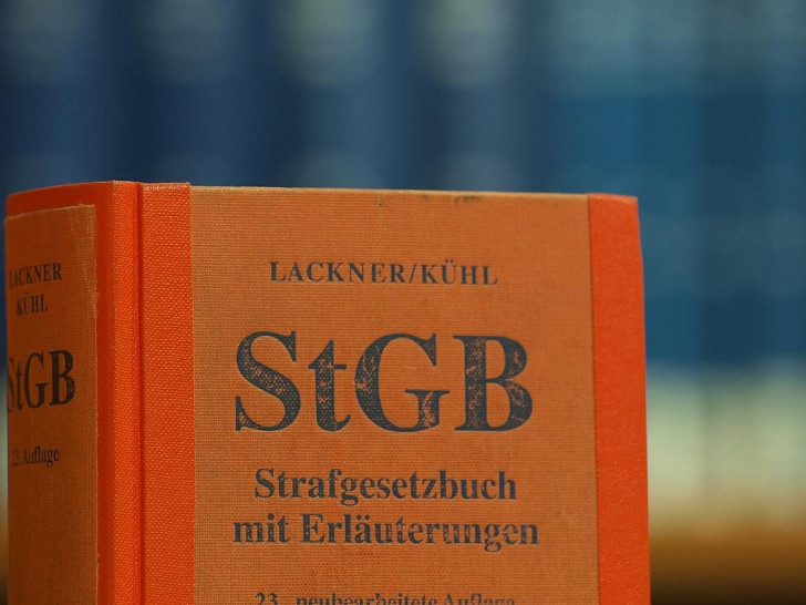 Das Strafgesetzbuch in einer Bibliothek (Archiv)