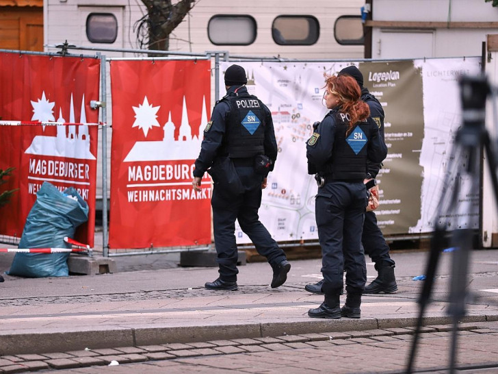 Polizisten nach Anschlag auf Magdeburger Weihnachtsmarkt am 21.12.2024