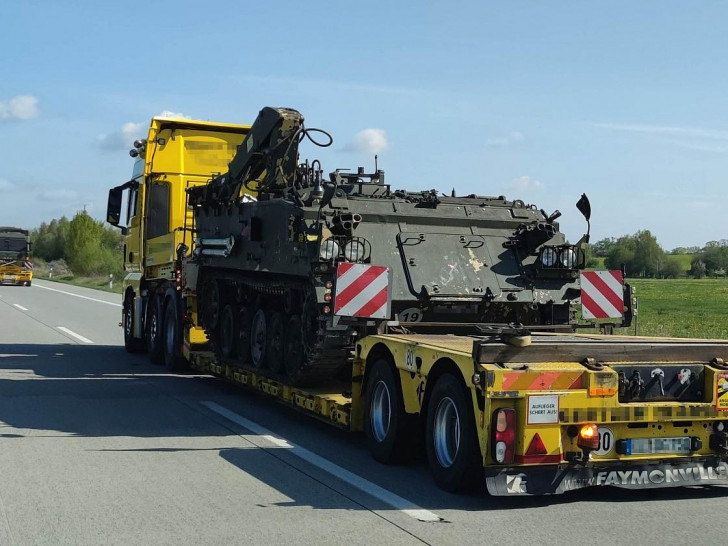 Panzer-Transport auf der Autobahn (Archiv)