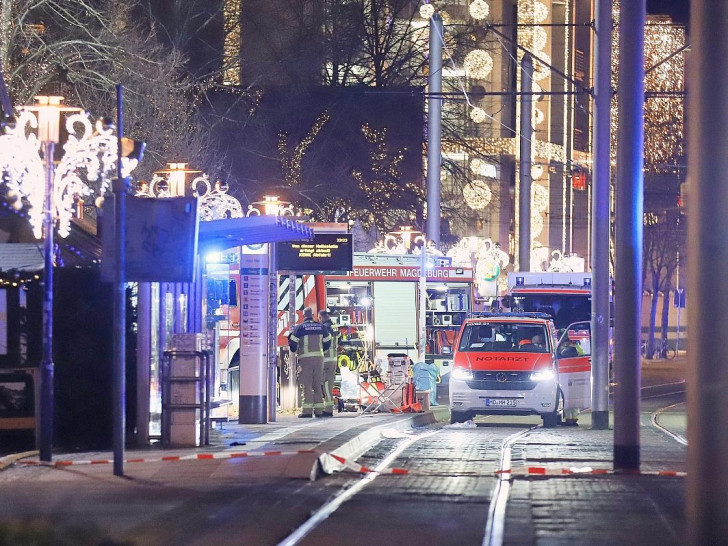 Auto rast auf Magdeburger Weihnachtsmarkt in Menschenmenge am 20.12.2024