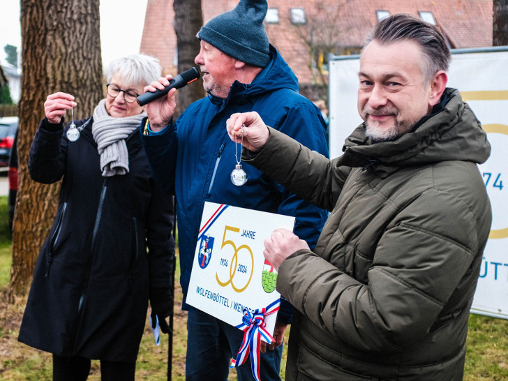 Ortsbürgermeister Andreas Rink bekam eine Erinnerungstafel von Bürgermeister Ivica Lukanic (re.) überreicht, im Gegenzug gab es für Landrätin Christiana Steinbrügge und Lukanic eine Weihnachtskugel im Jubiläumsdesign.