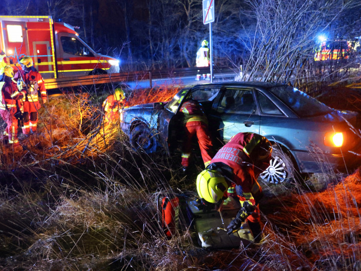 Der Fahrer musste vom Rettungsdienst versorgt werden.