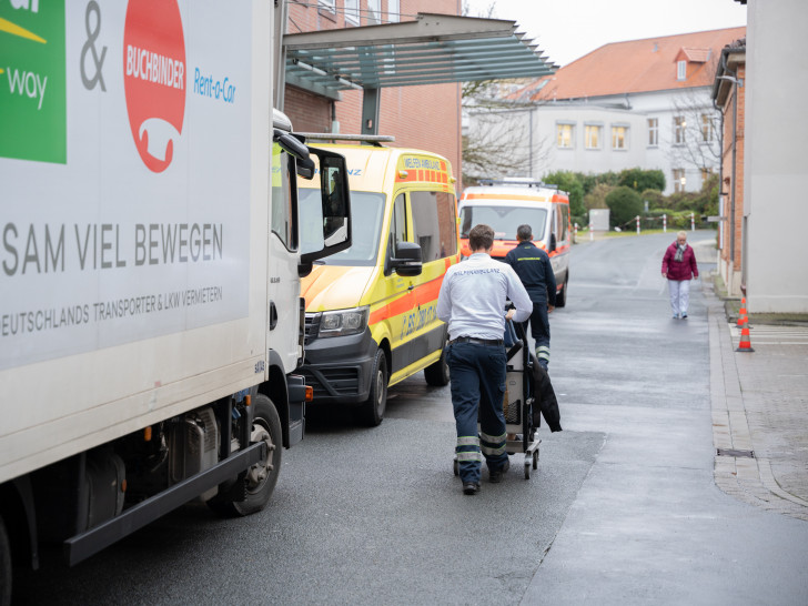 Mit Hilfe vom Team der Welfenambulanz wurden die letzten Patientinnen und Patienten der Holwedestraße sicher an den neuen Klinikstandort gebracht. 