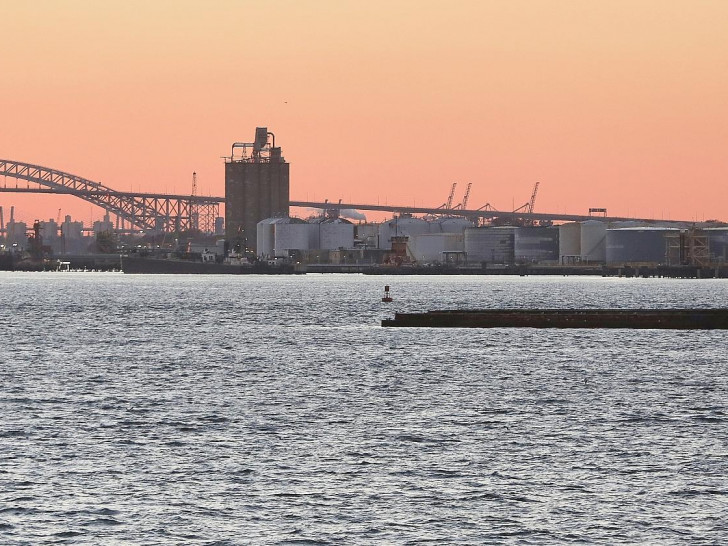 Industrieanlagen im Hafen von New York mit Öltanks (Archiv)