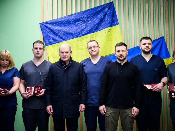 Olaf Scholz und Wolodymyr Selenskyj in einem Krankenhaus in Kiew am 02.12.2024