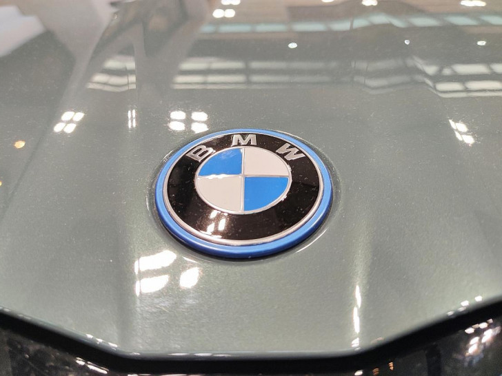 BMW-Logo am neuen BMW i5