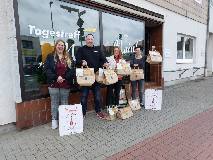 von links: Tagestreff-Besucherin Clarissa, E-Center-Marktleiter Marco Schaefer, stellv. Marktleiterin Jasmin Schliep, Sozialarbeiterin Viola Tschentscher.