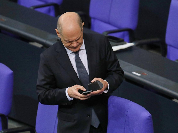 Olaf Scholz checkt sein Smartphone (Archiv)