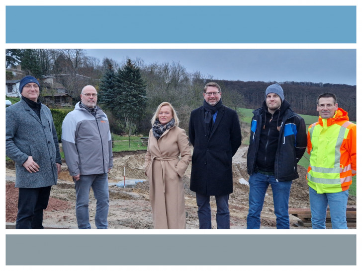 Vom Fortgang der Kanal- und Straßenbaumaßnahmen am Butterberg in Erkerode überzeugten sich von links nach rechts: Reimundt Lapsch (Wasserverband Weddel-Lehre), Karsten Ansorge (Bürgermeister der Gemeinde Erkerode), Dunja Kreiser (Vorsitzende des Werksausschusses des Abwasserbeseitigungsbetriebes der Samtgemeinde Sickte), Marco Kelb (Samtgemeindebürgermeister der Samtgemeinde Sickte), Lars Riesner (Ingenieurbüro König) und Andreas Schulze (1. Werksleiter des Abwasserbeseitigungsbetriebes der Samtgemeinde Sickte).