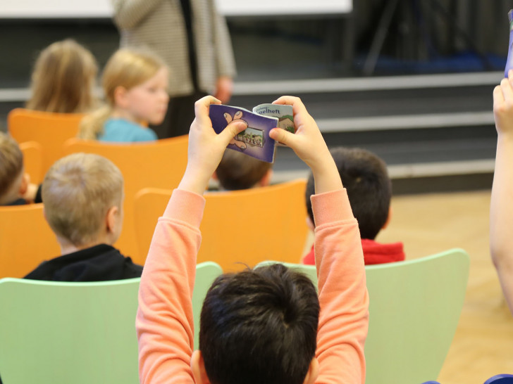 Die Kinder präsentierten stolz ihr gefülltes Stempelheft.