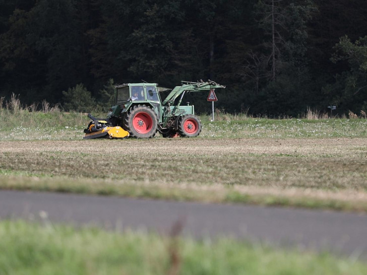 Bauer auf Traktor (Archiv)