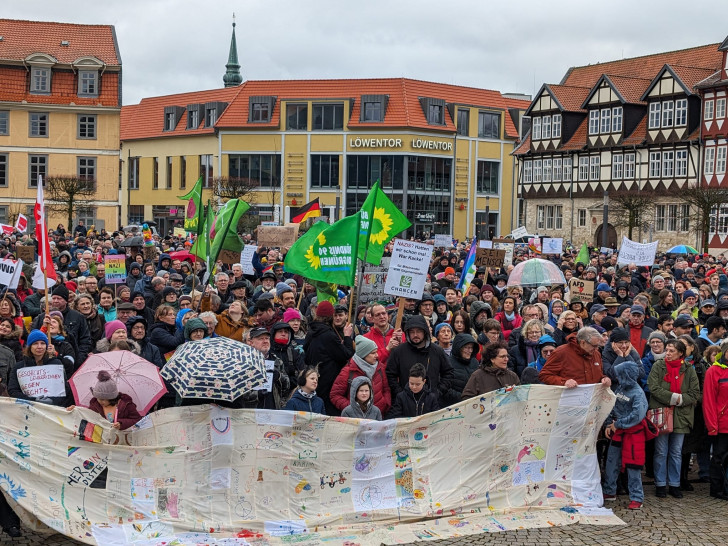 Herrscht in den Klassenräumen unserer Schulen zu viel rechtes Gedankengut? Bei der Demonstration gegen Rechtsextremismus auf dem Schlossplatz in Wolfenbüttel forderten Vertreter des Jugendparlaments das Kultusministerium zum Handeln auf.