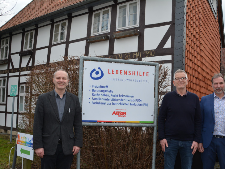 Das Kalmsche Haus an der Töpferstraße wurde von der Lebenshilfe 1990 saniert und beherbergt nun auch die neue Beratungsstelle. Darüber freuen sich (von links) Bernd Retzki (Sozialdezernent des Landkreises), Axel Koßmann als Leiter der neuen Beratungsstelle und Lebenshilfe-Geschäftsführer Bernd Schauder.