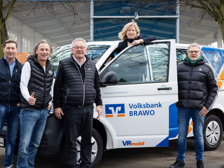 Alexander Strehmel, Jens Kirsch, Rüdiger Adamczyk und Thomas Bammel vom SSV Vorsfelde (von links) erhalten von Claudia Kayser (Volksbank BRAWO) einen neuen Vereinsbus.