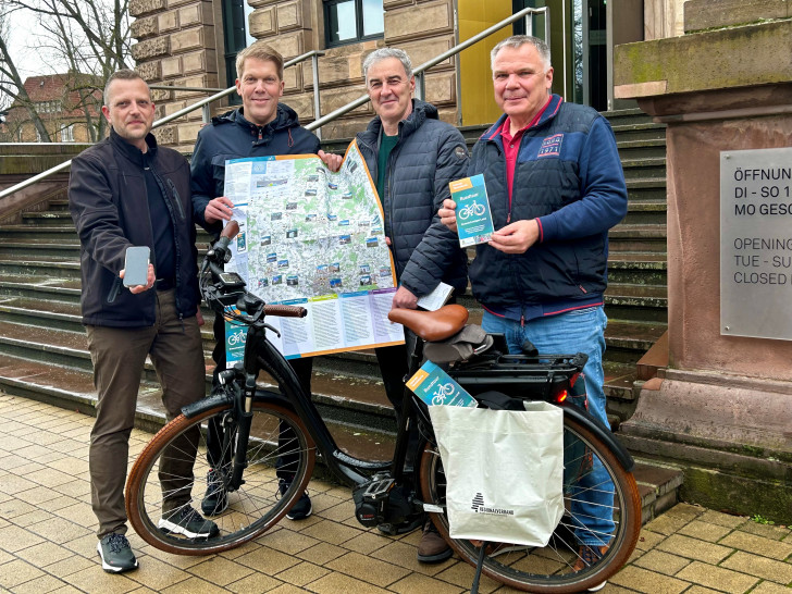 Präsentieren die Faltkarte und App zur „Rundtour Braunschweiger Land“ vorm Herzog-Anton-Ulrich- Museum in Braunschweig (v.l.n.r.): Jan-Christoph Ahrens, Geschäftsstellenleiter TourismusRegion  BraunschweigerLAND e. V., Jörn Pache, Vorsitzender TourismusRegion BraunschweigerLAND e. V., Ralf Sygusch, Verbandsdirektor Regionalverband Großraum Braunschweig, Thomas Kempernolte, Team Elm-Freizeit