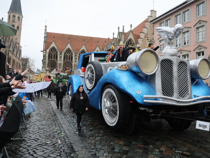 Der Bugatti mit Braunschweigs Oberbürgermeister Dr. Thorsten Kornblum beim Schoduvel 2024. 