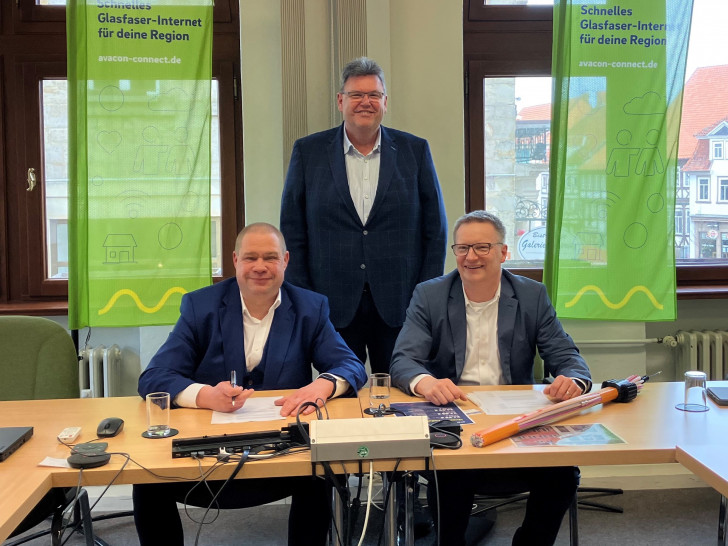 Bürgermeister Wittich Schobert, Geschäftsbereichsleiter Thomas Bode und Detlef Gieselmann, Geschäftsführer der Avacon Connect bei der Vertragsunterschrift im Rathaus (v. li.).