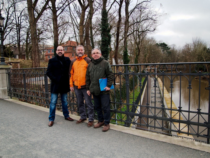 Sven Glodniok, Dr. Bernd Hoppe-Dominik und Karlheinz Pfeiff (v. li.). Im Hintergrund kürzlich fertiggestellt, der Fisch-Kanu-Pass in der Oker am Petriwehr in Braunschweig.